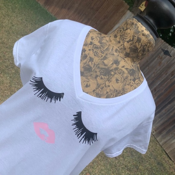 Tops - Super Cute Eyelash & Lips T-Shirt